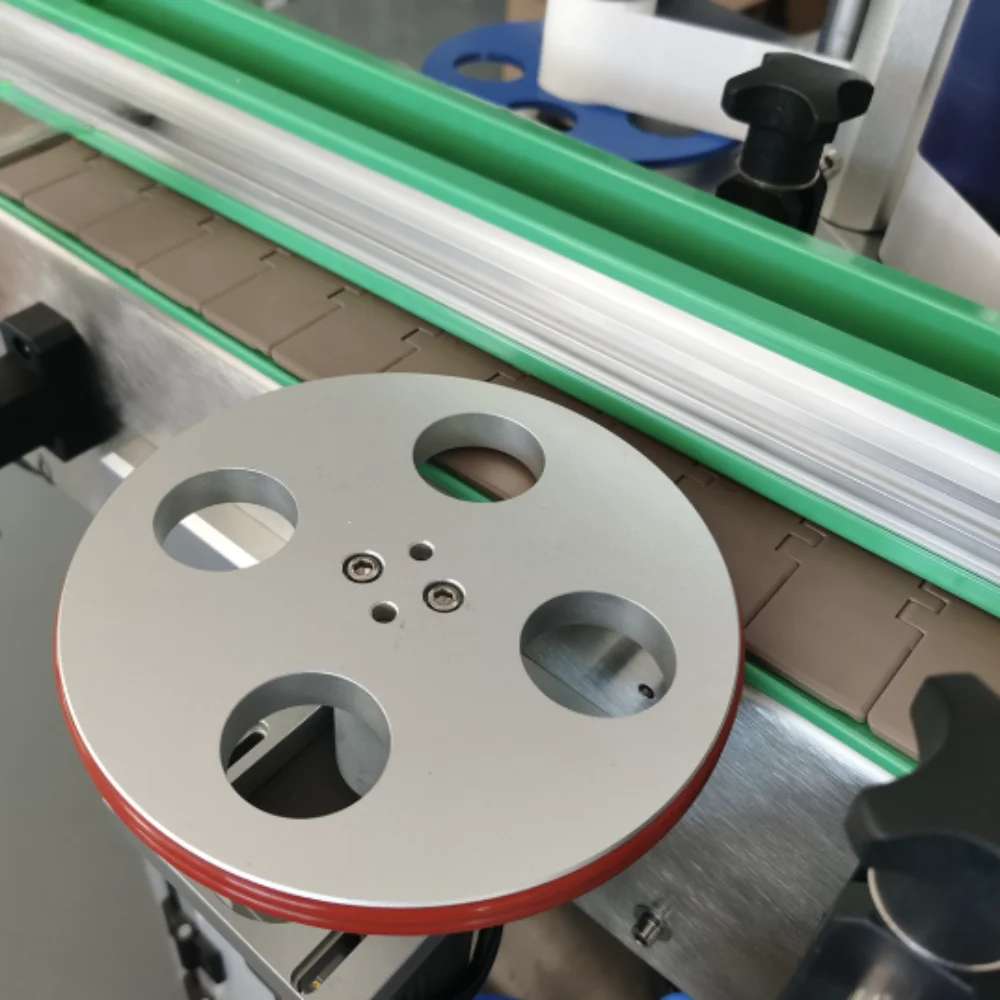 Máy dán nhãn chai nước tròn chính xác đẹp thẩm mỹ