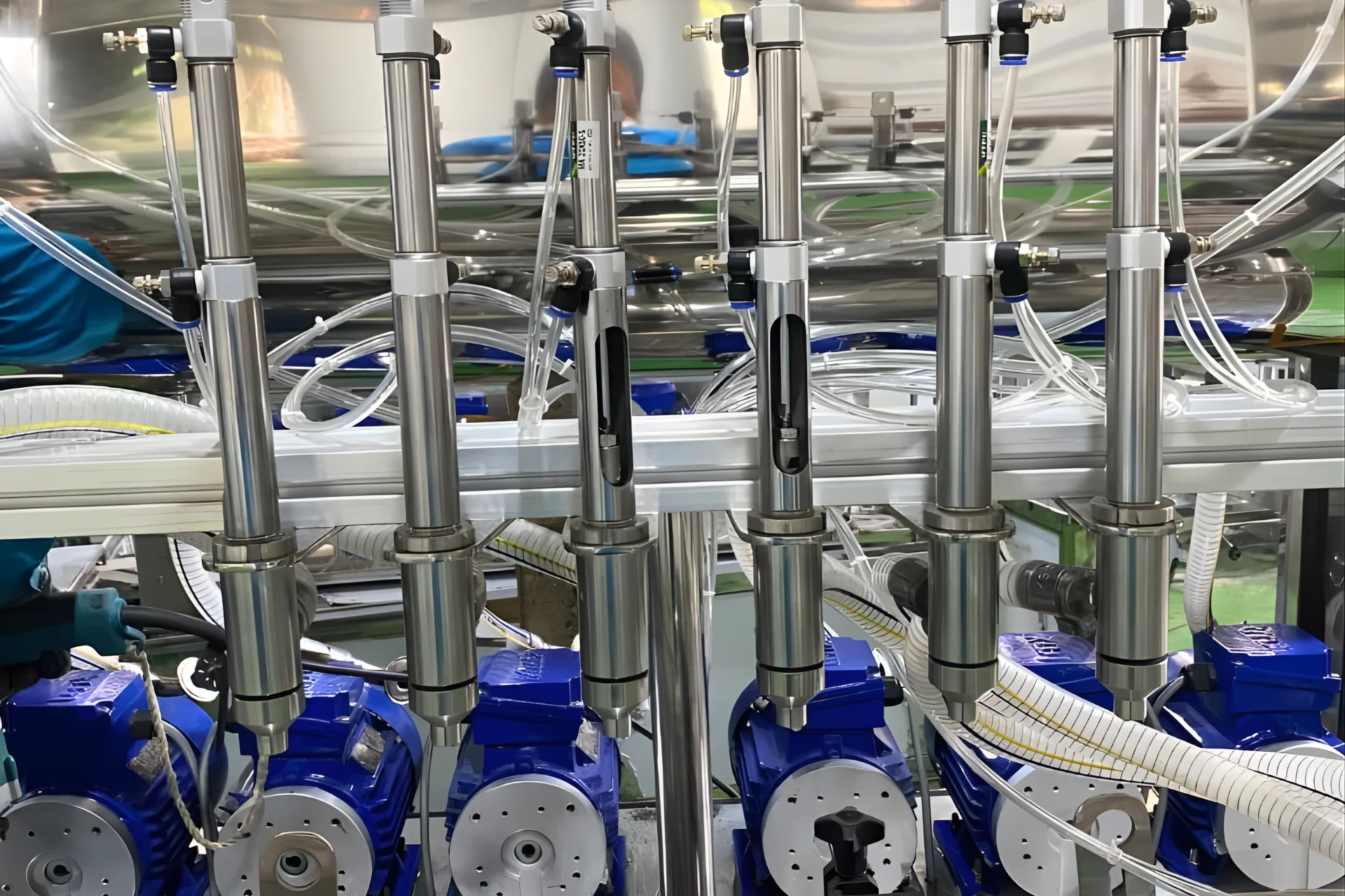 Máy chiết rót được phân loại dựa trên nhiều tiêu chí khác nhau như mức độ tự động hóa, đặc tính nguyên liệu, công nghệ chiết rót và lĩnh vực ứng dụng