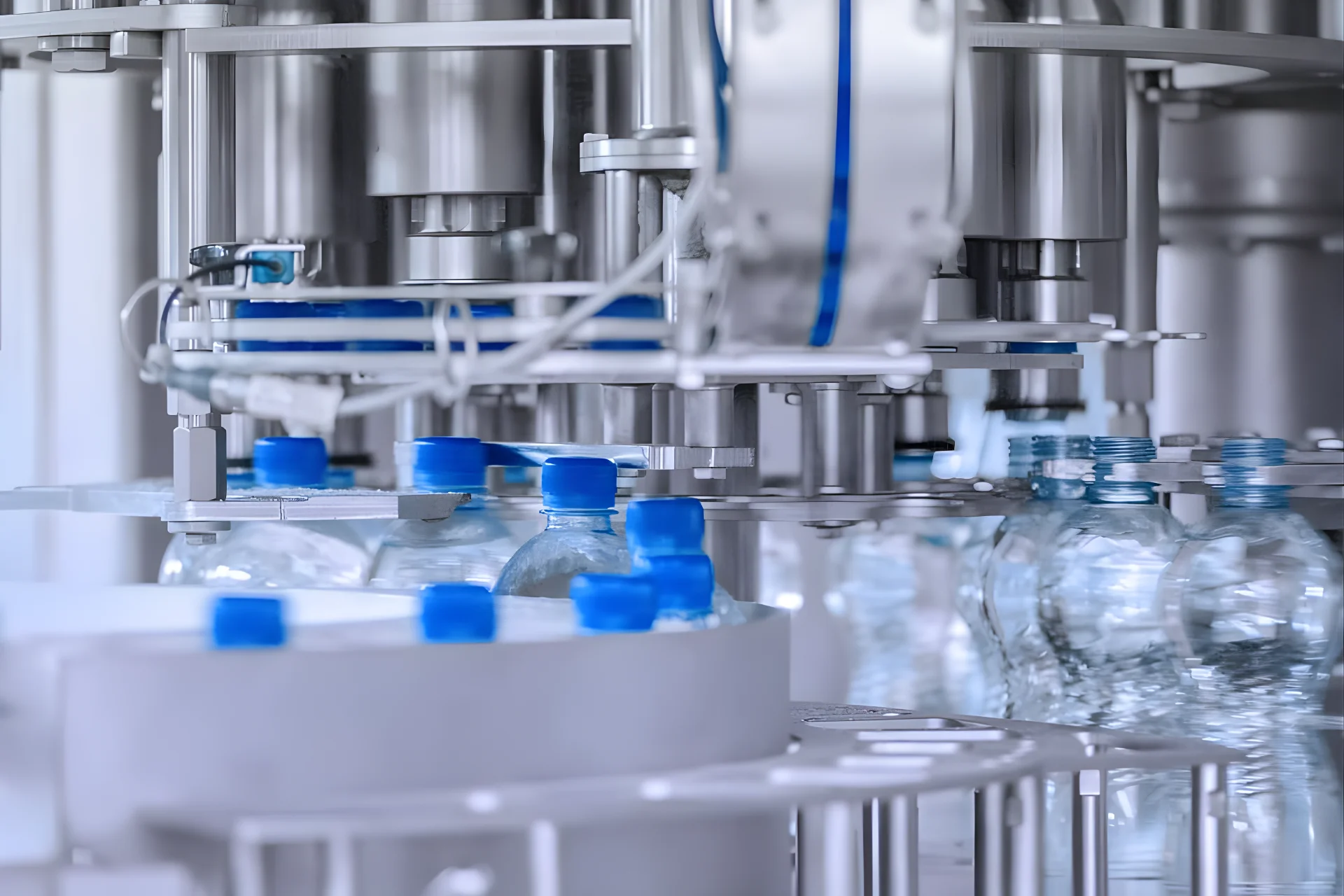 Máy đóng nắp chai nước tinh khiết đảm bảo an toàn vệ sinh