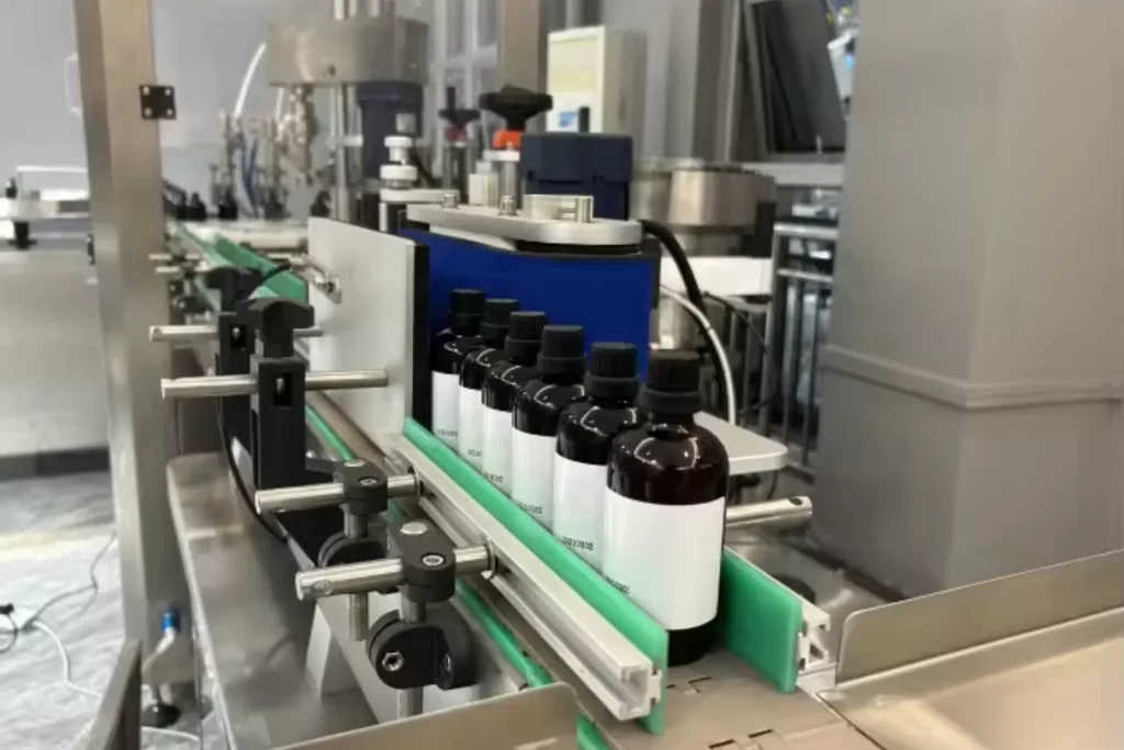 Máy dán nhãn chai tròn giúp tem nhãn được dán chính xác vị trí, thẳng hàng, ôm sát bề mặt chai, hạn chế tối đa tình trạng nhăn, lệch, bong mép.