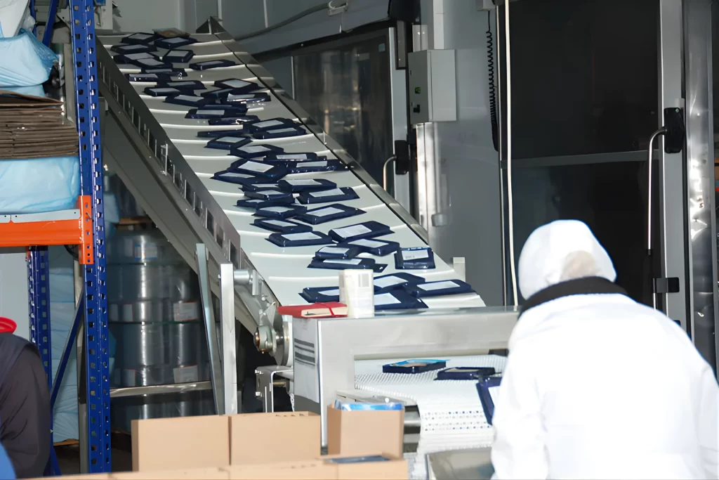 Máy dò kim loại công nghiệp thường được lắp đặt trên dây chuyền đóng gói tự động hoặc liên kết cùng máy đóng gói, máy chiết rót.