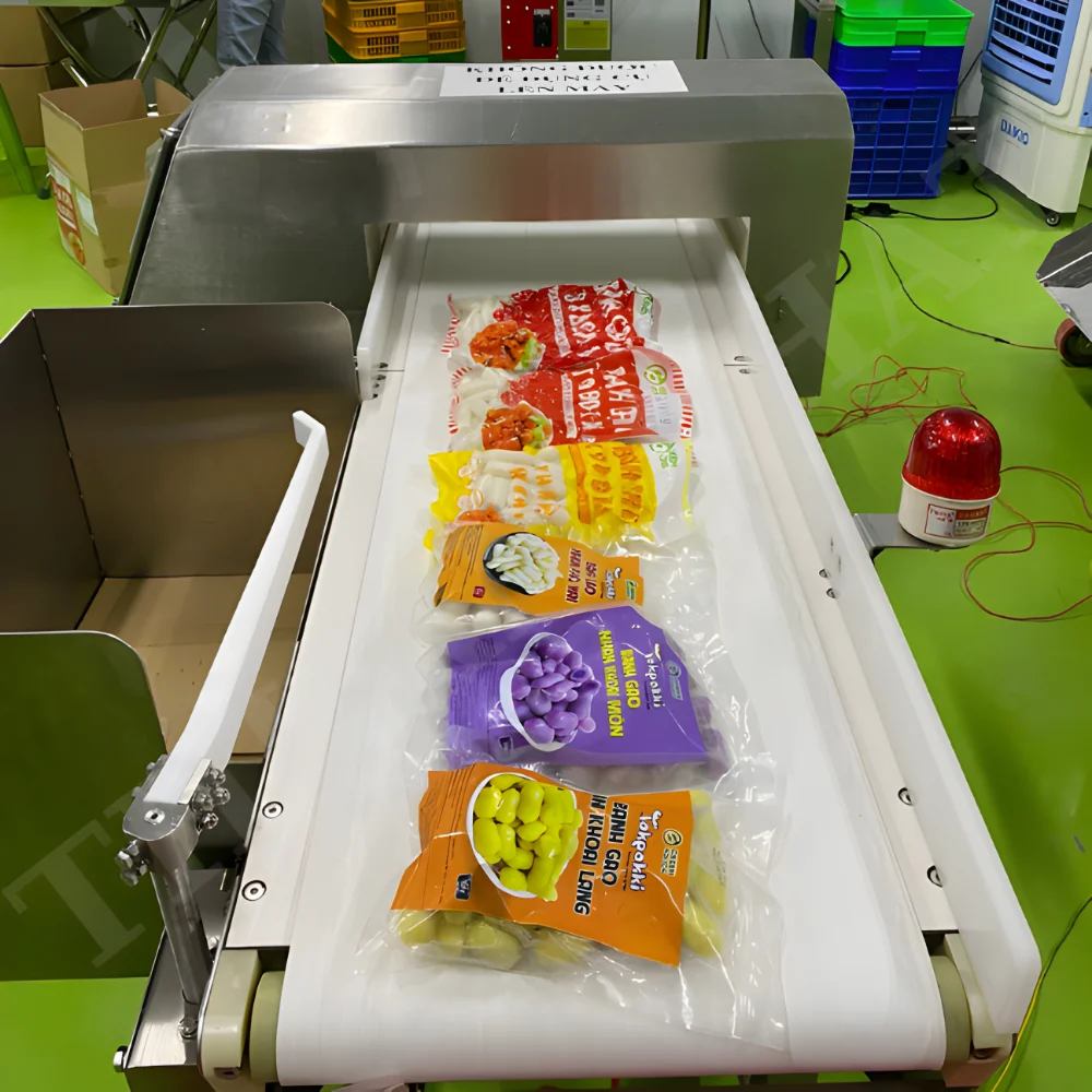 Máy dò kim loại thực phẩm giúp phát hiện và loại bỏ kịp thời dị vật, giảm thiểu rủi ro tai nạn và khiếu nại.