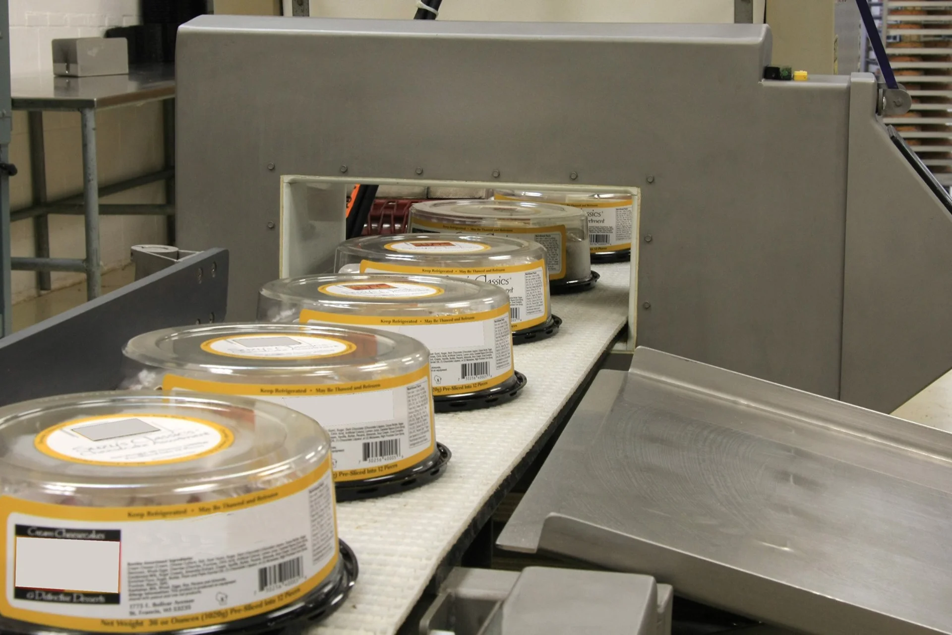 Máy dò kim loại thực phẩm là thiết bị kiểm soát chất lượng chuyên dụng, được lắp đặt trực tiếp trên dây chuyền sản xuất nhằm phát hiện và loại bỏ các tạp chất kim loại lẫn trong sản phẩm thực phẩm trước khi đóng gói hoặc xuất xưởn