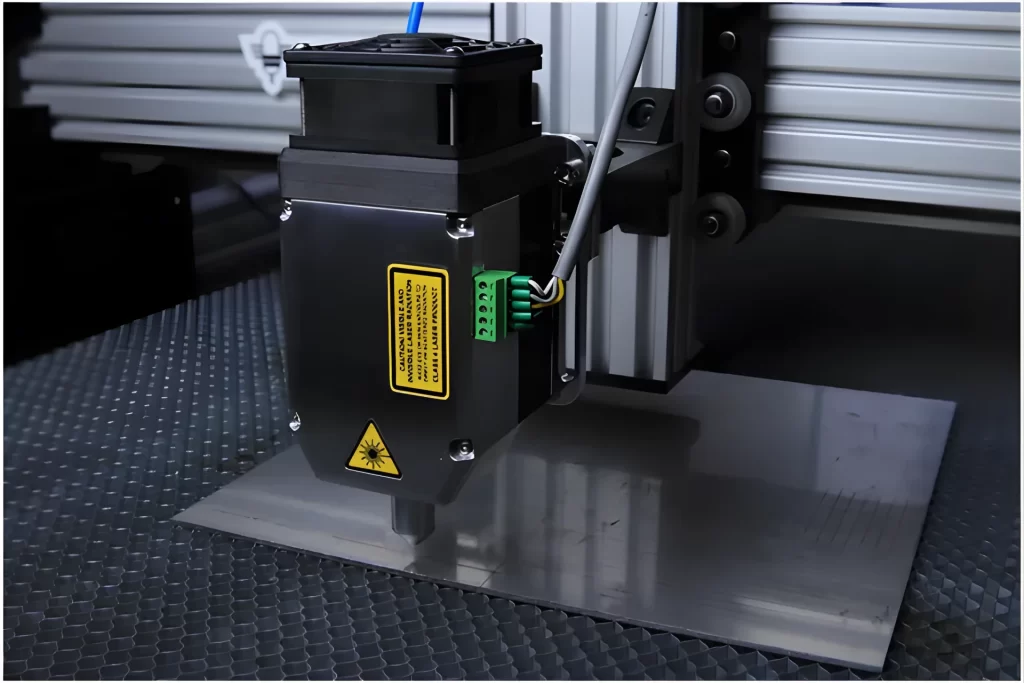 Máy khắc laser UV công nghiệp là dòng máy khắc laser cao cấp, chuyên dùng cho các ngành sản xuất đòi hỏi độ chính xác cực cao, đường khắc siêu mịn và tính thẩm mỹ hoàn hảo