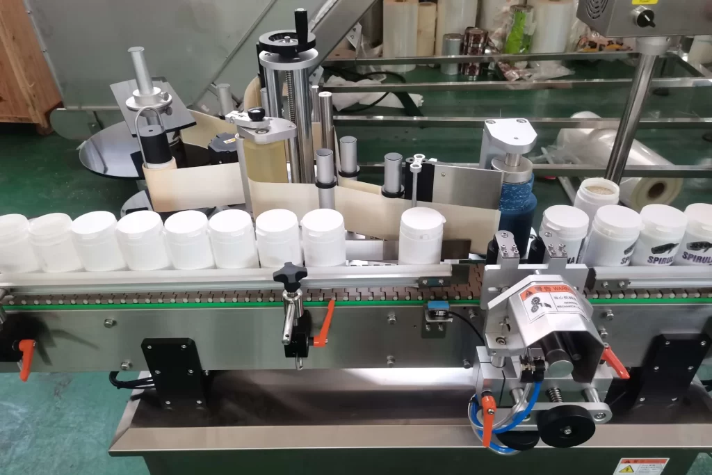 Công suất và tốc độ vận hành cũng là yếu tố ảnh hưởng trực tiếp đến giá máy dán nhãn