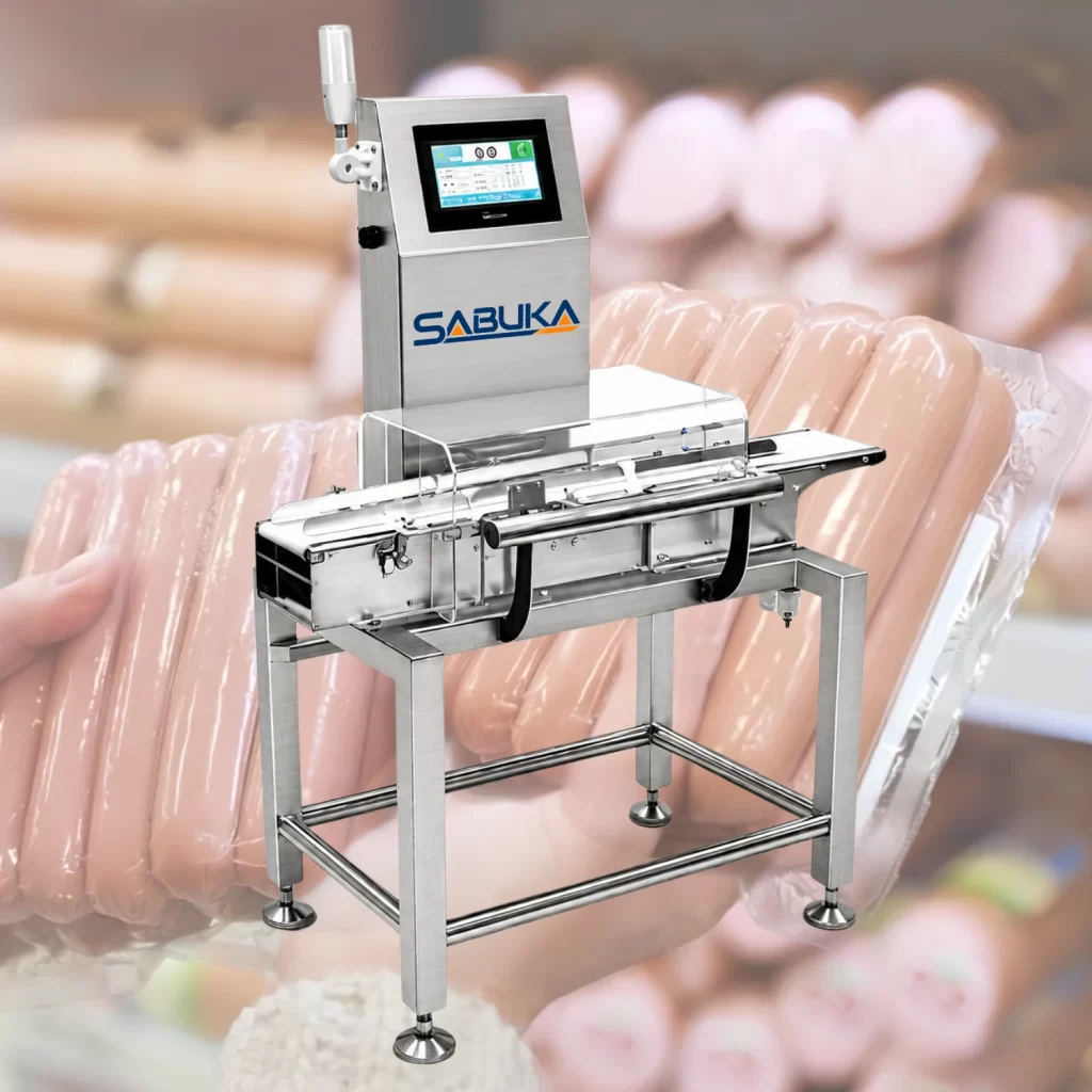 Cân kiểm tra trọng lượng xúc xích (checkweigher) là thiết bị dùng để đo và so sánh trọng lượng thực tế của từng gói xúc xích với mức trọng lượng tiêu chuẩn đã được cài đặt trước